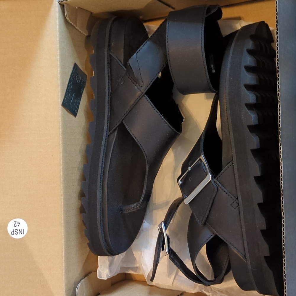 Sorel Roaming T-Strap Sandal in Black Size 7.5